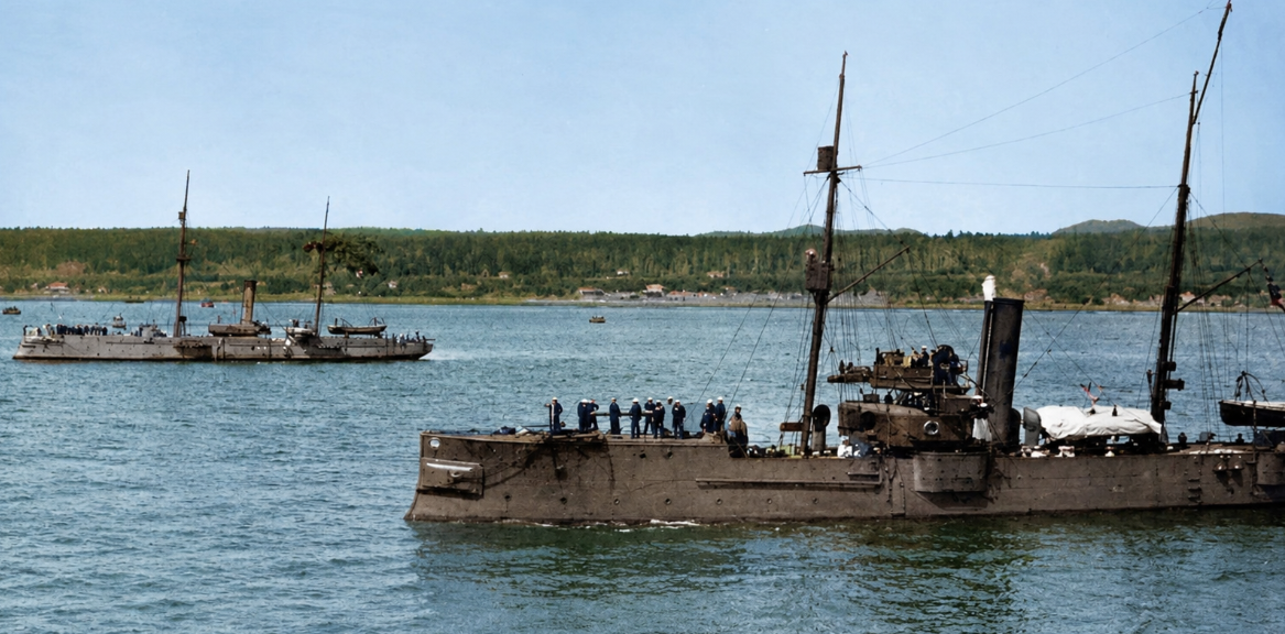 Высадка японских войск на Сахалине. 4 июля 1905 года (21 июня по старому стилю). Воспользовавшись господством на море, японцы высадили на острове две дивизии. Против 3–4 тысяч русских солдат и ополченцев из каторжан борьба была неравной и растянулась почти на два месяца из-за больших размеров острова