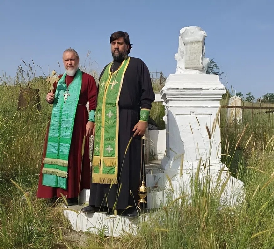 Ошские священники перед рекультивацией кладбища и сносом памятника в мае 2025 года