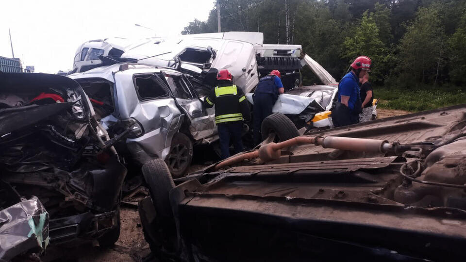     Один человек погиб и шесть пострадали в массовом ДТП с 13 авто в Пушкине t.me/ГКУ МО "Мособлпожспас"
