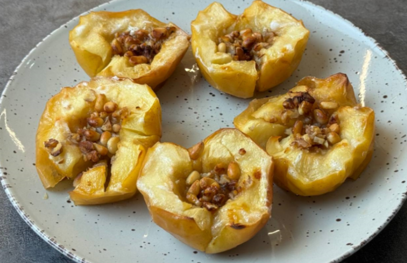 Этот рецепт запеченных яблок настолько вкусен и прост, что их можно готовить хоть каждый день. С чем не стоит запекать яблоки?
