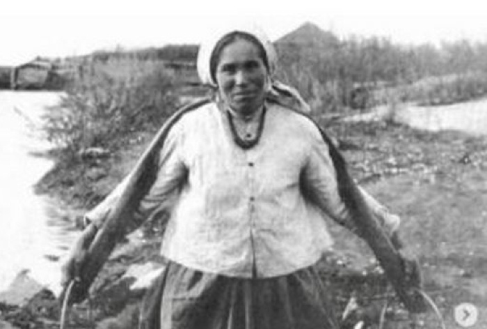 Крестьянка, и ей 32.