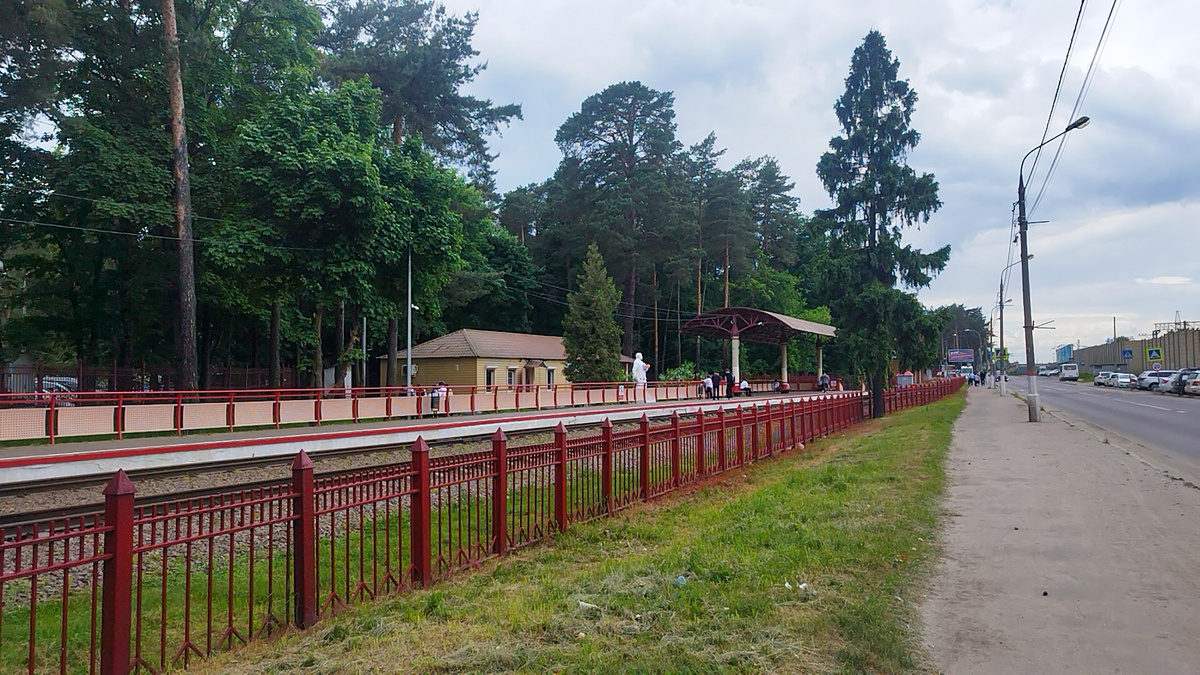 Станция Юность - вид с улицы. 