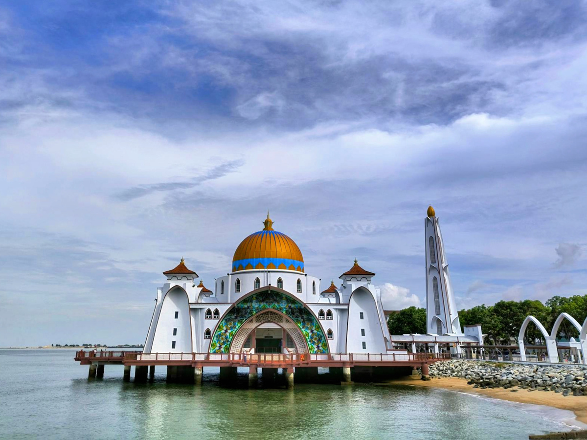 Мечеть Малакского пролива (Masjid Selat Melaka), построенная на сваях прямо в открытом море