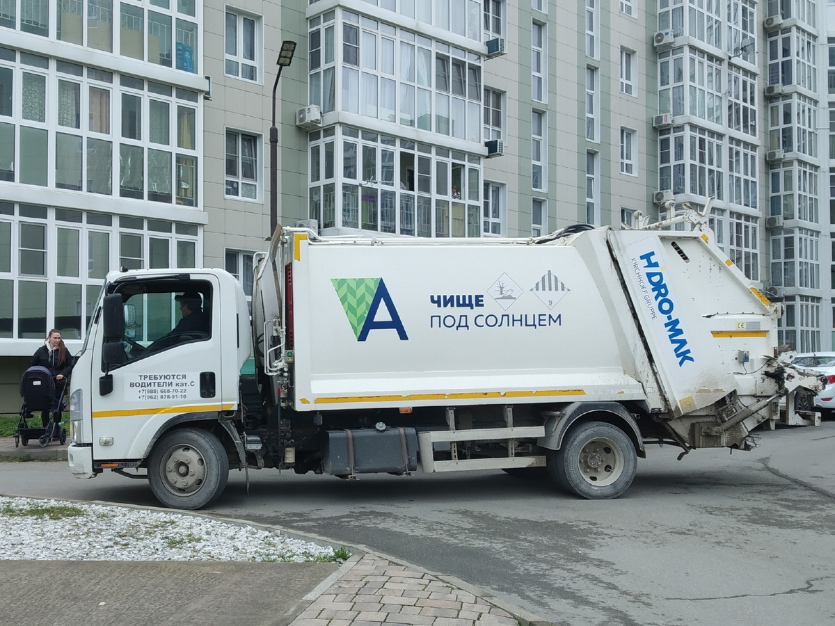 Анапа * Вывоз мусора в ЖК "Времена года" (фото автора публикации)