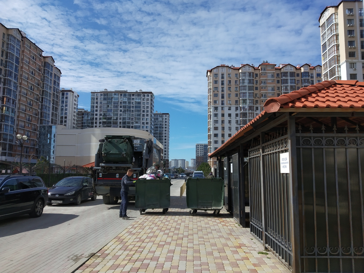 Анапа * Вывоз мусора в ЖК "Чёрное море" (фото автора публикации)