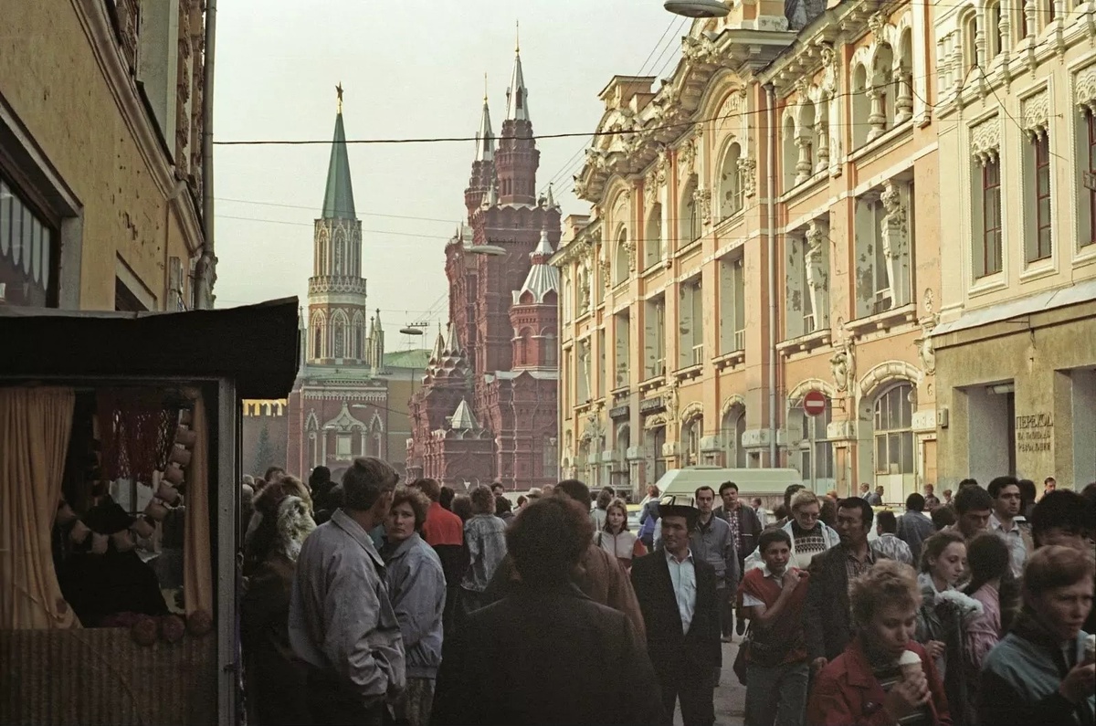 Никольская улица и переход в метро Площадь Революции, 1990-е годы. Фото: Л.Тарусин.