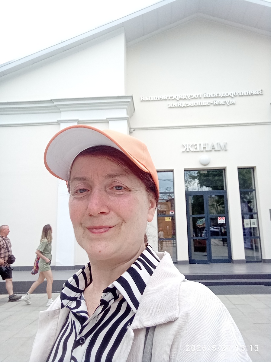 Автор перед зданием Звенигородского Манежа.