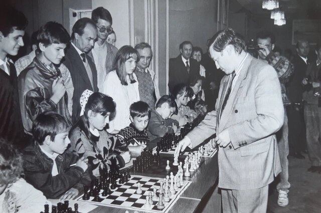    Сеанс одновременной игры в городском шахматном клубе. 1994 г. Фото: Из личного архивa/ Андрей Лыженков