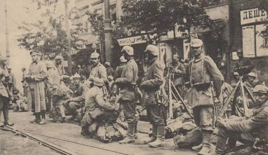 Германские солдаты в захваченной Варшаве, 1915 год. Хорошо видны городские вывески ещё на русском языке…