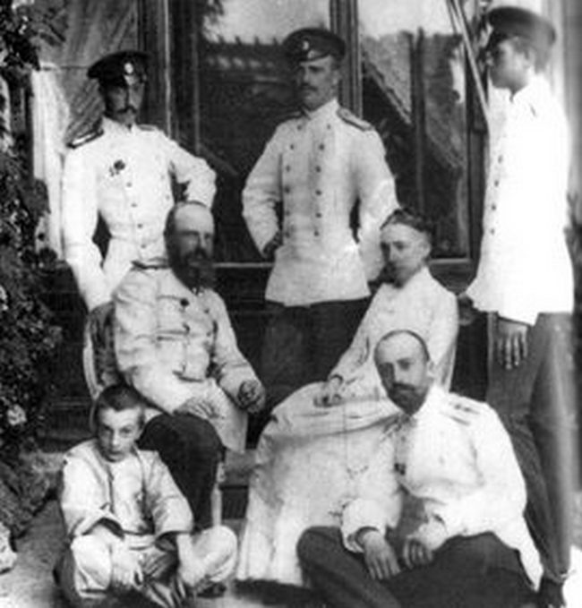 Сыновья "Михайловичи" с родителями /фото с сайта https://mihailov-monastir.narod.ru/