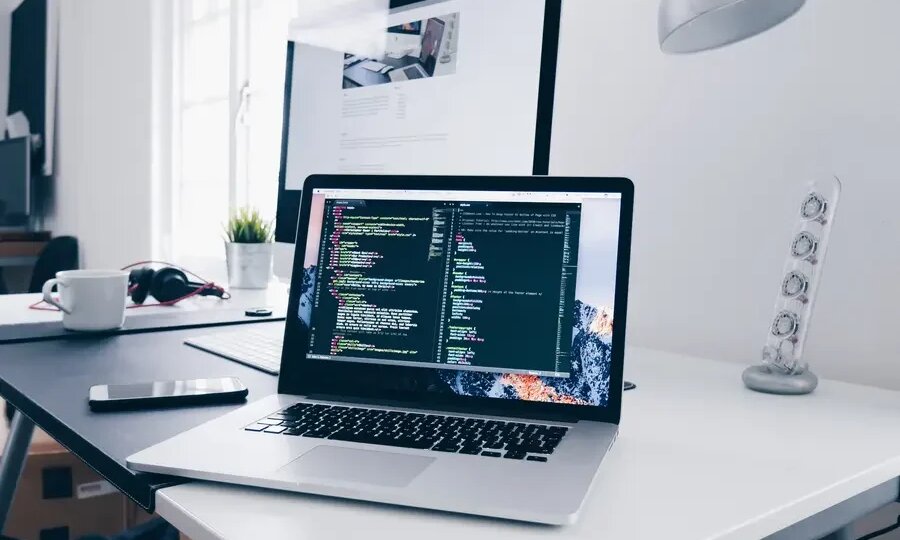 От кухонного стола редактора по велнесу до школьного класса: «no-code» разработка AI-приложений обходится дорого в плане безопасности.
