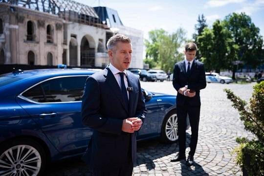    Мадьяр открыл для экскурсий спальню и кабинет экс-премьера Орбана (фото: x.com/magyarpeterMP)