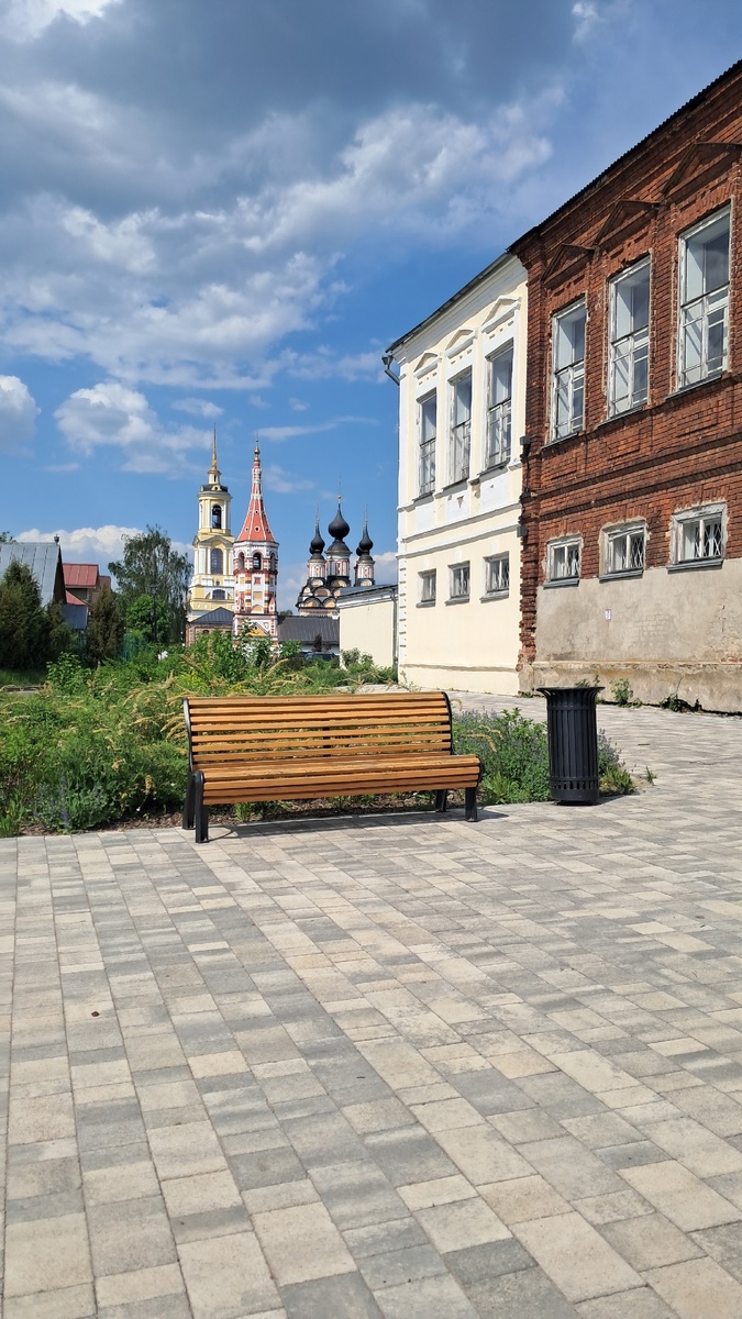 Через минуту я уже буду фотографировать Сашу на этой лавочке