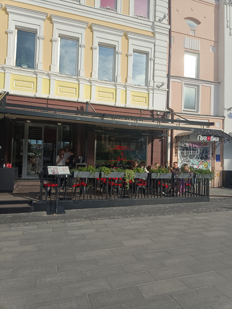 Вход в кафе и летняя веранда