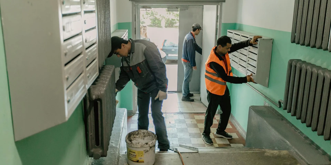 Ремонт потолка и пола за счёт УК: как скрытое общедомовое имущество в вашей квартире обязана чинить управляющая компания