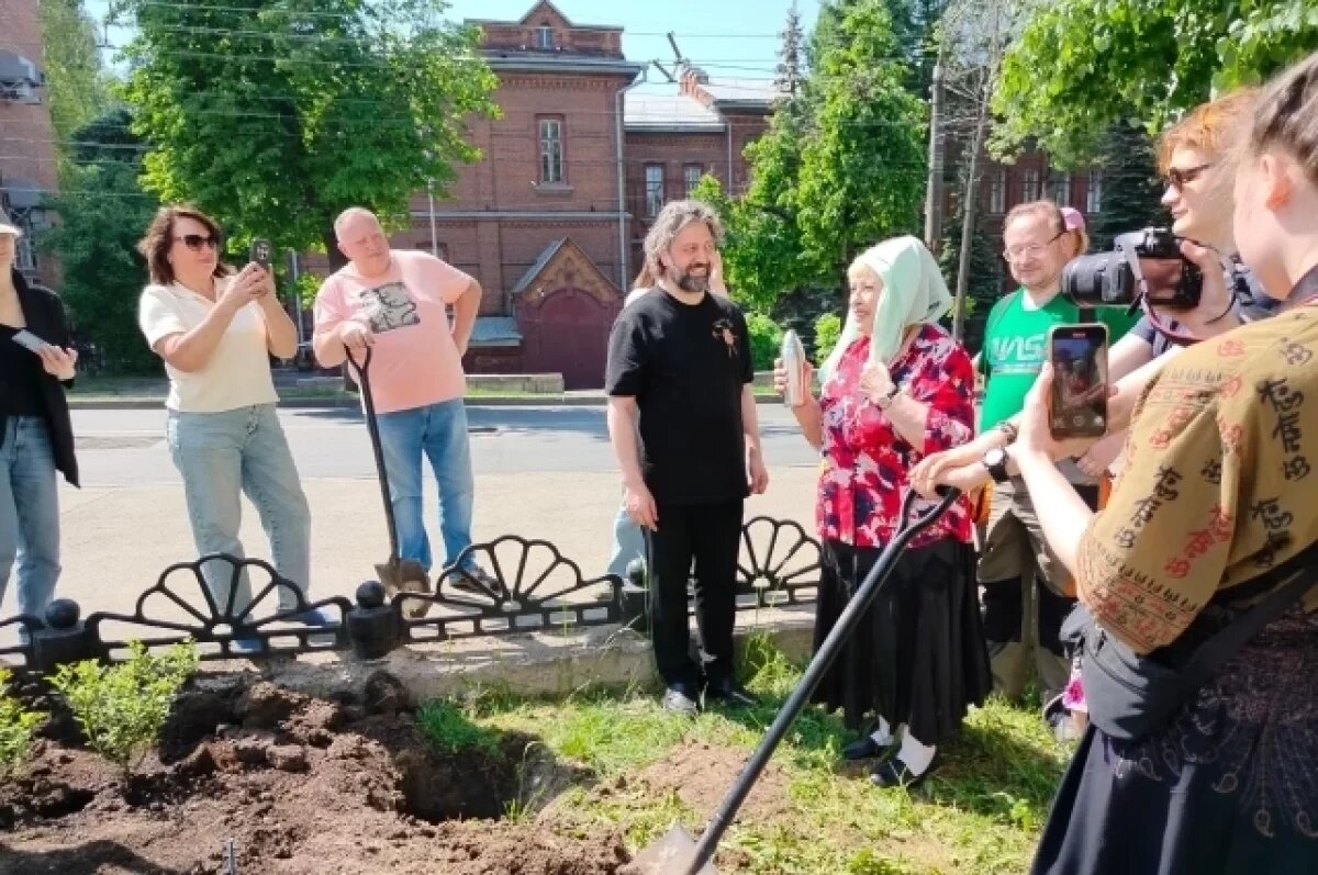   Садик Чайковского высадили у оперного театра в Нижнем Новгороде