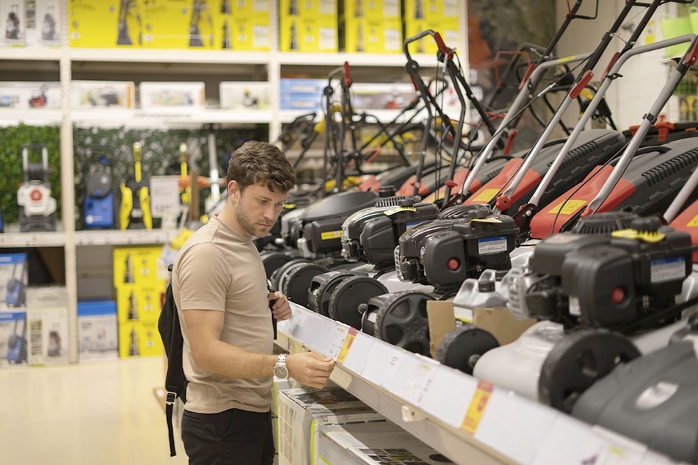    Главные критерии выбора газонокосилки: размер участка и его рельеф. / Фото: iStock