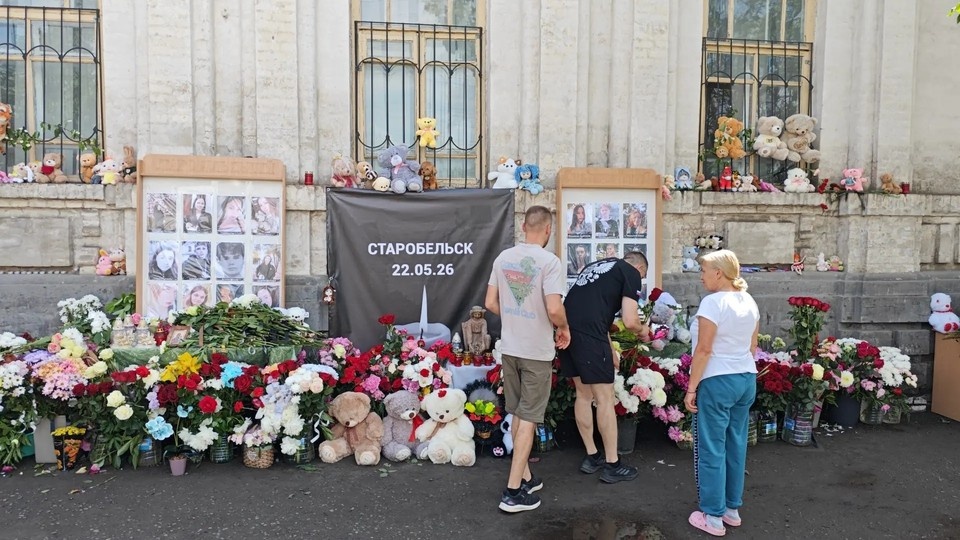    У руин колледжа - памятный мемориал Александра АНТОНОВА