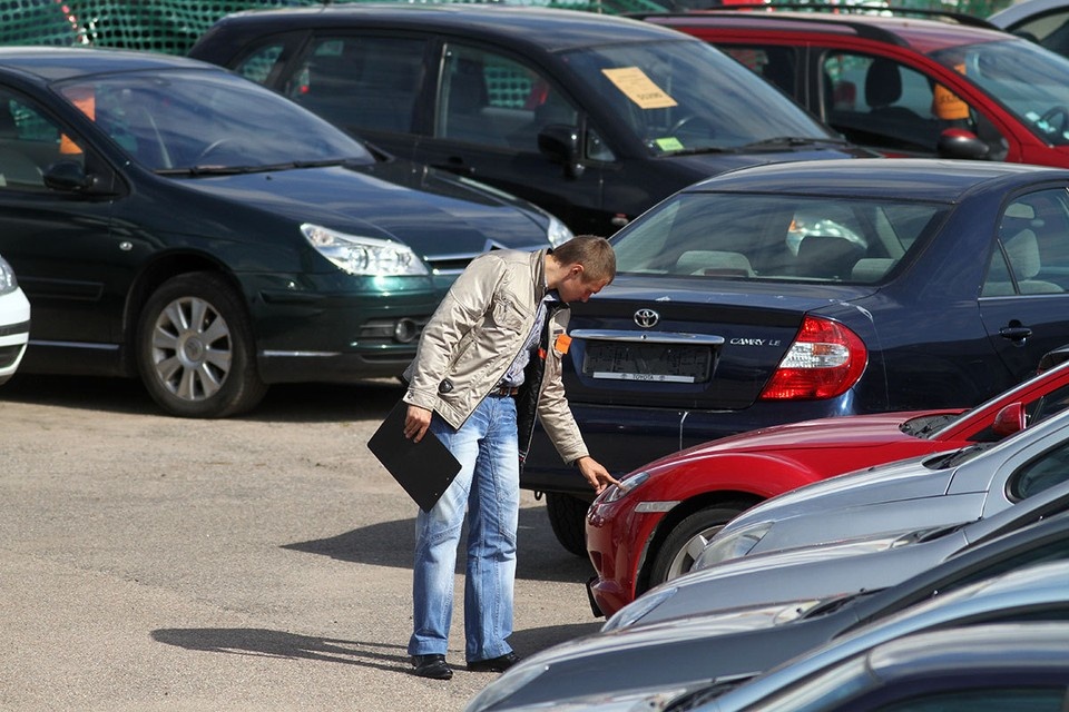    Вслед за продажами новых авто в России пошел вверх рынок подержанных машин и ввоз иномарок из-за рубежа. Дмитрий БРУШКО