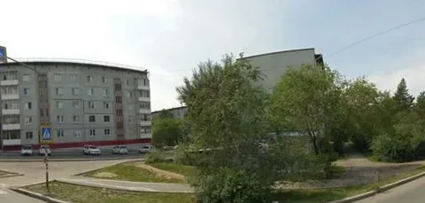 Недалеко от дома начинался лес