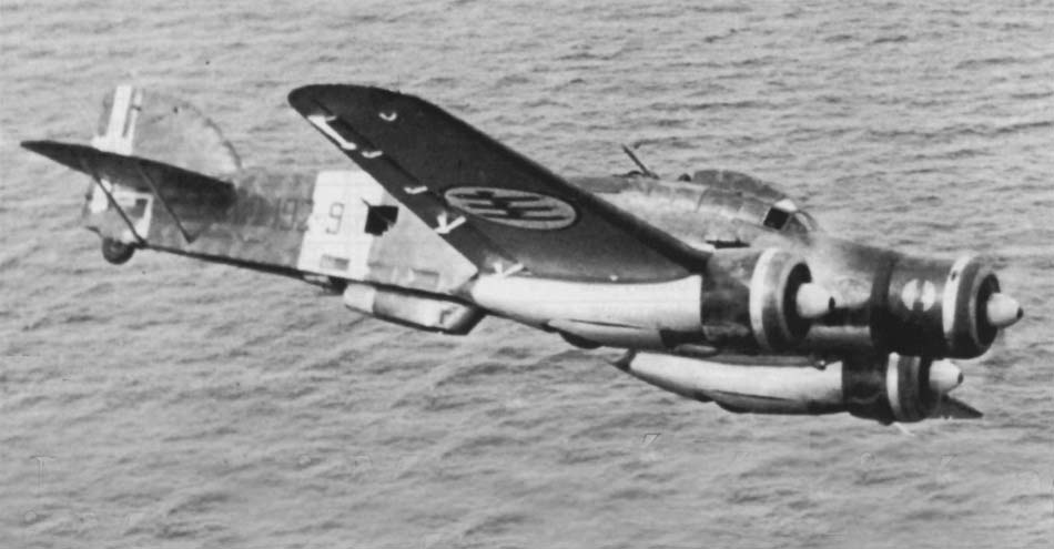 Итальянский торпедоносец SM.79 в атаке