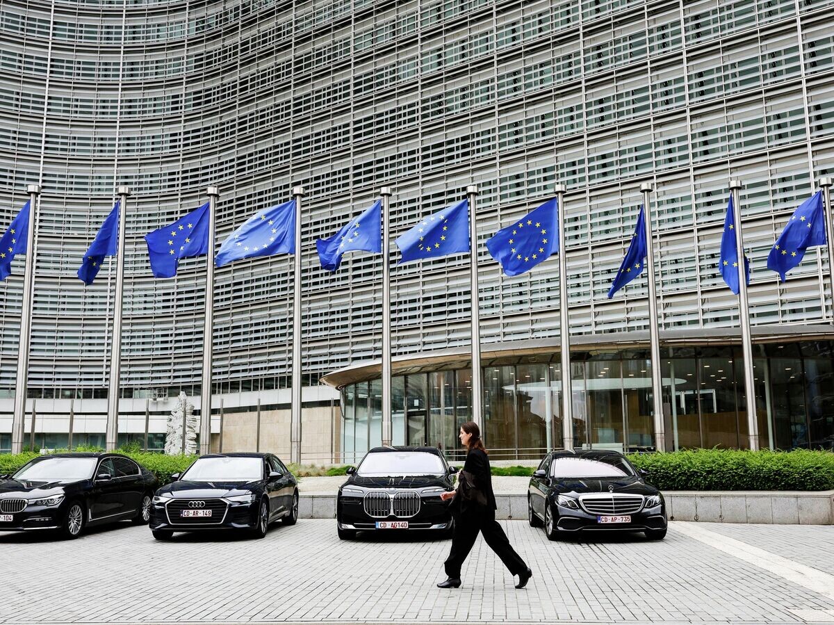    Флаги ЕС на фоне здания Евросоюза в Брюсселе | © AP Photo / Omar Havana
