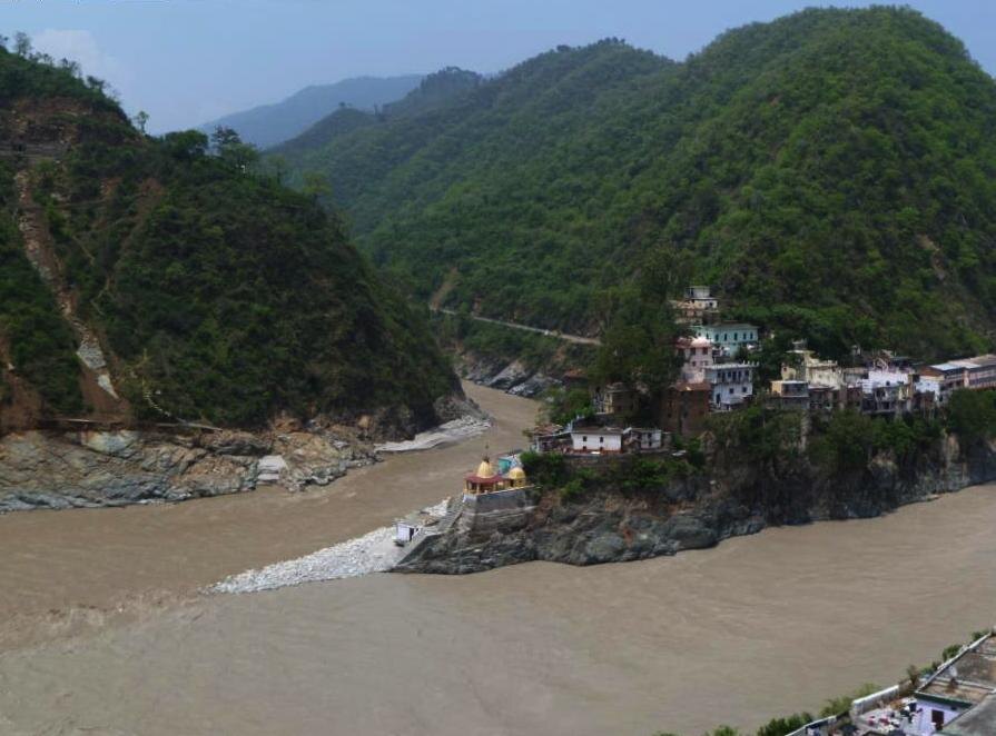 Изображение взято с сайта https://upload.wikimedia.org/wikipedia/commons/6/6b/P1000137-41-rudraprayag-pano-g.jpg