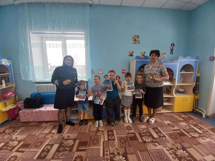   О безопасности на дорогах наглядно