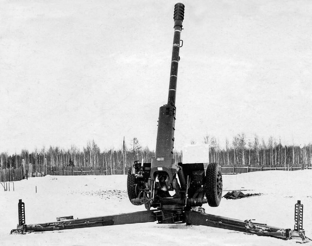 Опытный образец 122-мм гаубицы Д-30 с щелевидным дульным тормозом, принятым на серийных орудиях. Ствол установлен на максимальный угол возвышения.
Источник: kalashnikov.ru