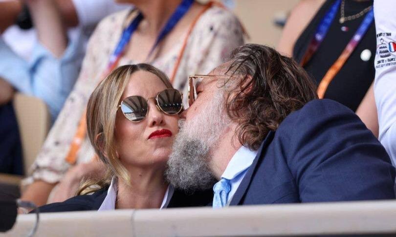    Источник: WireImage | Рассел Кроу появился на «Ролан Гаррос» с Бритни Терио и ответил на слухи об их романе