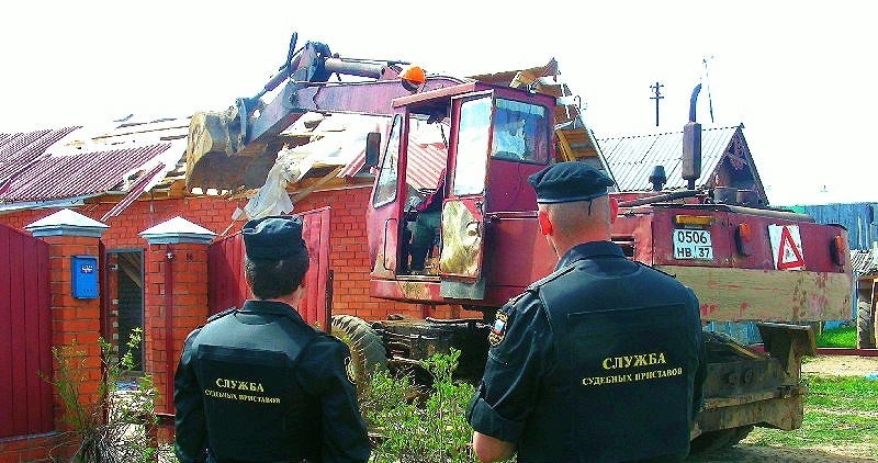 Приставы и местная администрация едва не снесли дачнику дом, построенный на собственном участке
