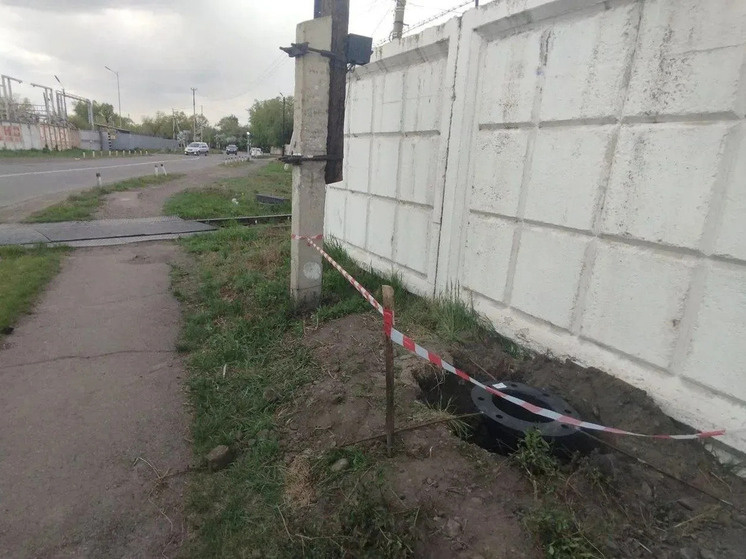     Подрядчик монтирует фундамент под опоры освещения. Фото: ДГАЗ / макс-канал администрации Абакана