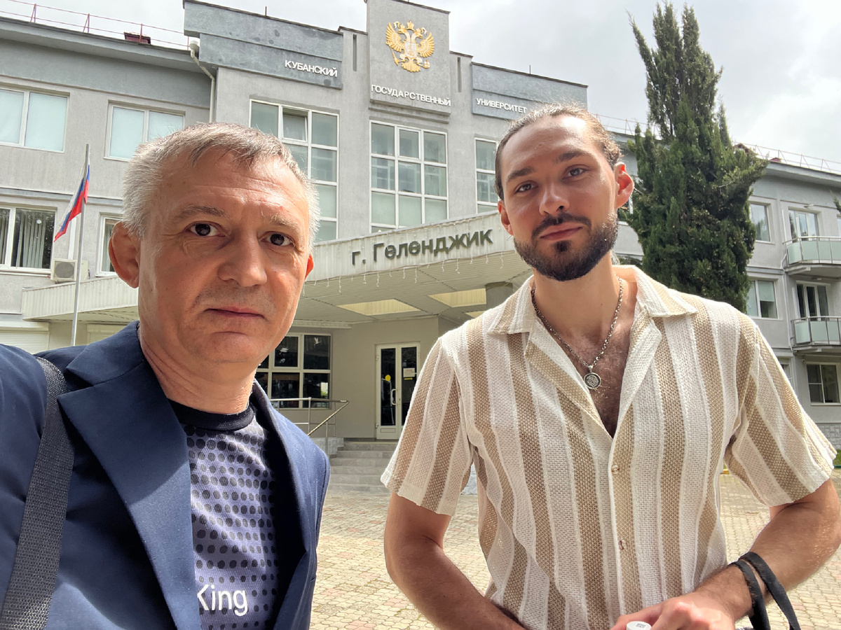 Справа мой ученик и партнер по КАГ «ИИнтеграция» Кирилл Попельнюк
