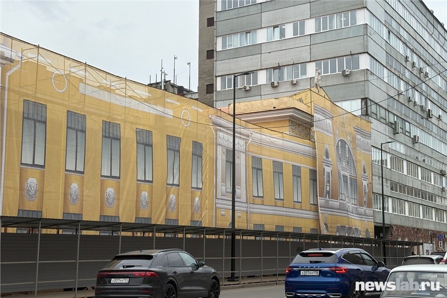 Дом Офицеров спрятали за баннером
