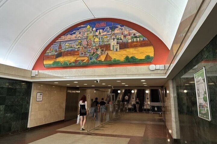 Москвич требует вернуть кресты на купола храмов на панно работы Церетели