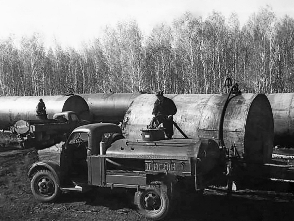    Советский МЗ-3904-ГосНИТИ механизированный заправочный агрегат на шасси ГАЗ-51А   
Источник: uncle-vova.com