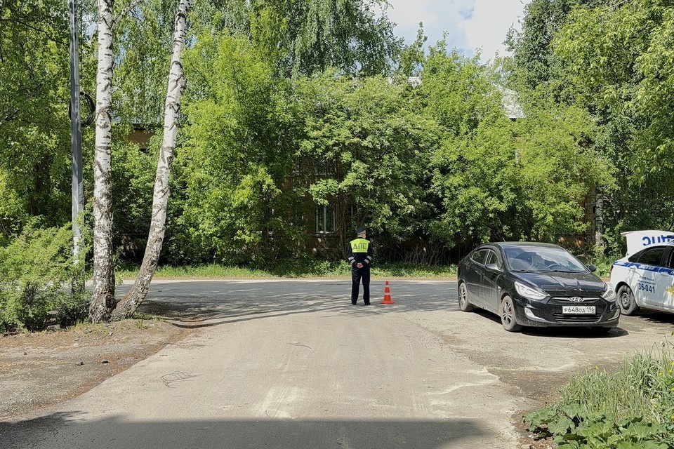    Сотрудники Госавтоинспекции проводят проверку по факту ДТП. Фото: Госавтоинспекция Свердловской области