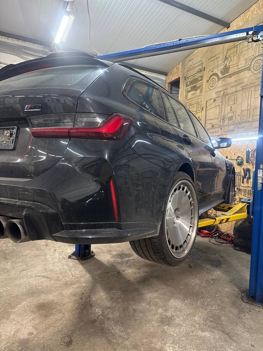 BMW M3 G81 в ремзоне во время обслуживания. Для мощных автомобилей серии M чистота радиаторов особенно важна — перегрев здесь появляется значительно быстрее при активной эксплуатации