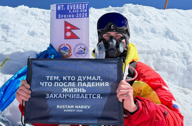 Рустам Набиев стал первым человеком в истории, поднявшимся на Эверест на одних руках.