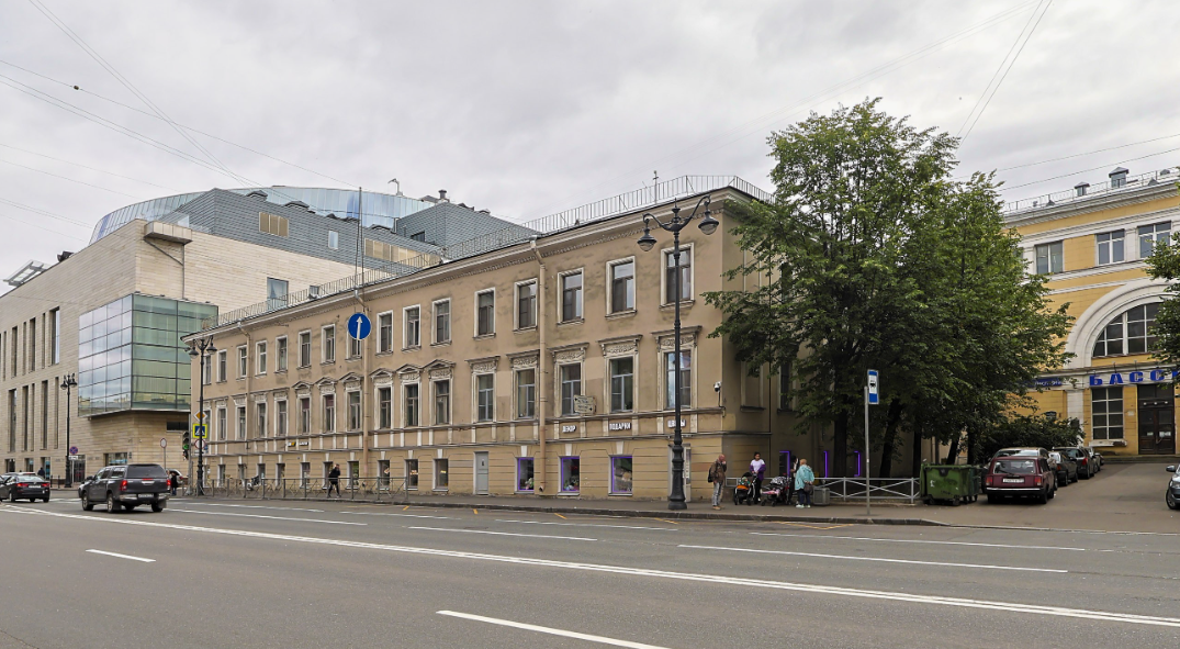 Дом 36/1 по улице Декабристов. Сразу за ним видно новое здание Мариинского театра