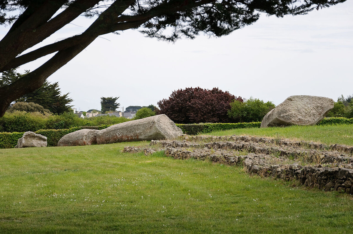 Франция, Бретань. Обломки крупнейшего в Европе менгира Эр-Грах, высотой 20м и весом 280т.