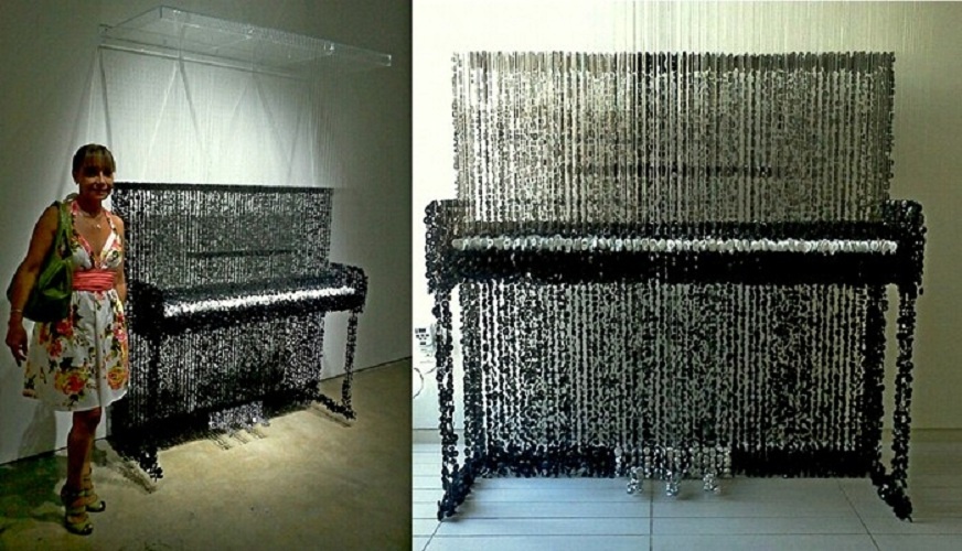 Пианино из пуговиц на выставке Art Miami