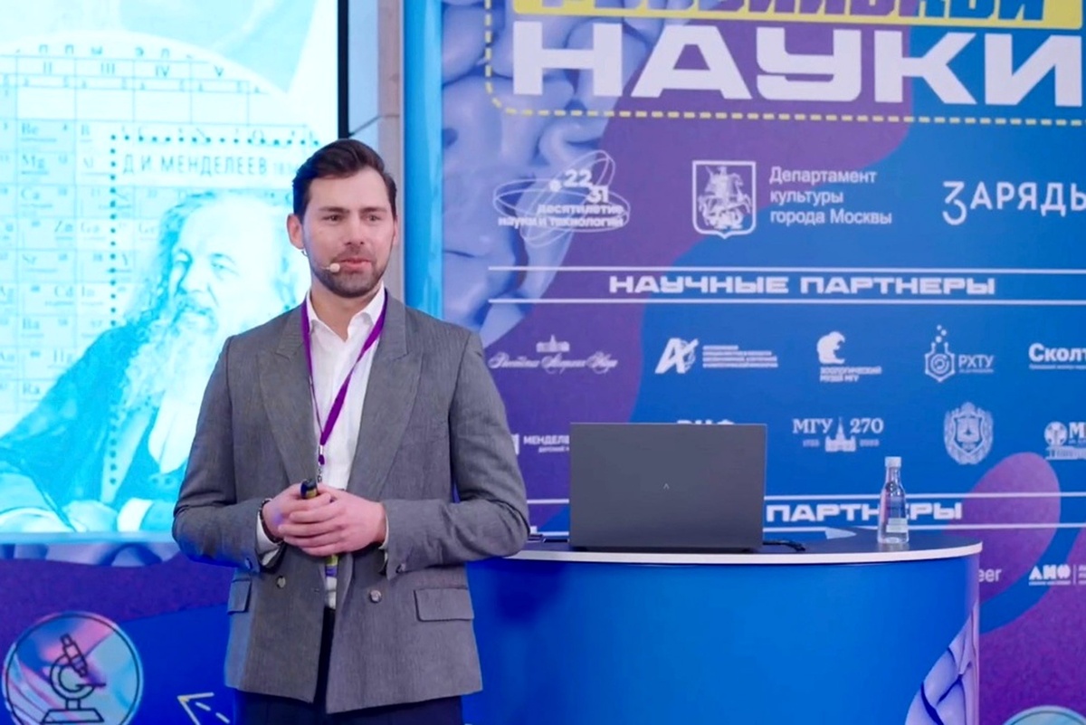    В 2012-м Роман Якушин закончил РХТУ, в 2016-м защитил кандидатскую, в 2019-м стал деканом нового факультета в alma mater. / Фото: Соцсети РХТУ