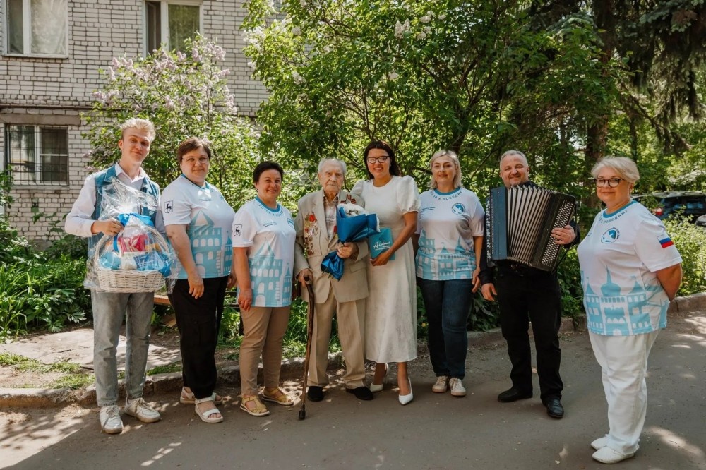    Волонтёры Победы поздравили Александра Большакова со 100-летием