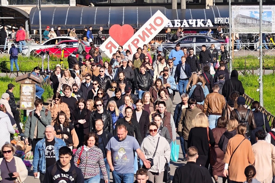    Электрички должны разгрузить поток людей в час пик на станции метро "Девяткино". Алексей БУЛАТОВ