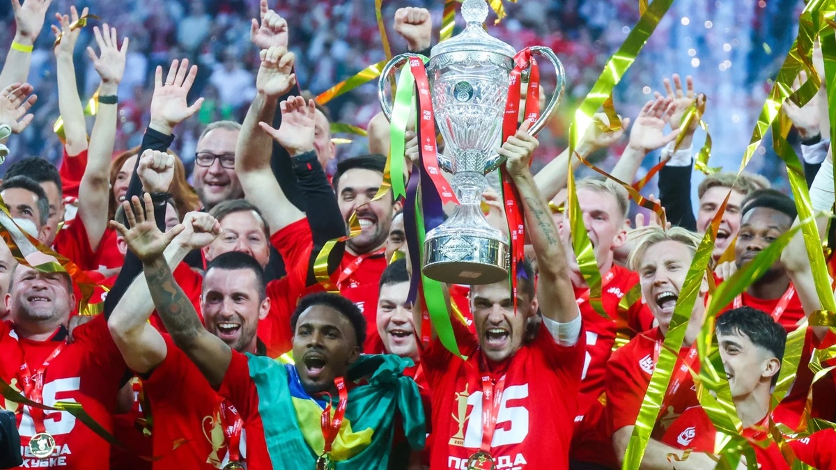 Игроки «Спартака» радуются победе в финале Кубка России (Фото Сергея Фадеичева / ТАСС)