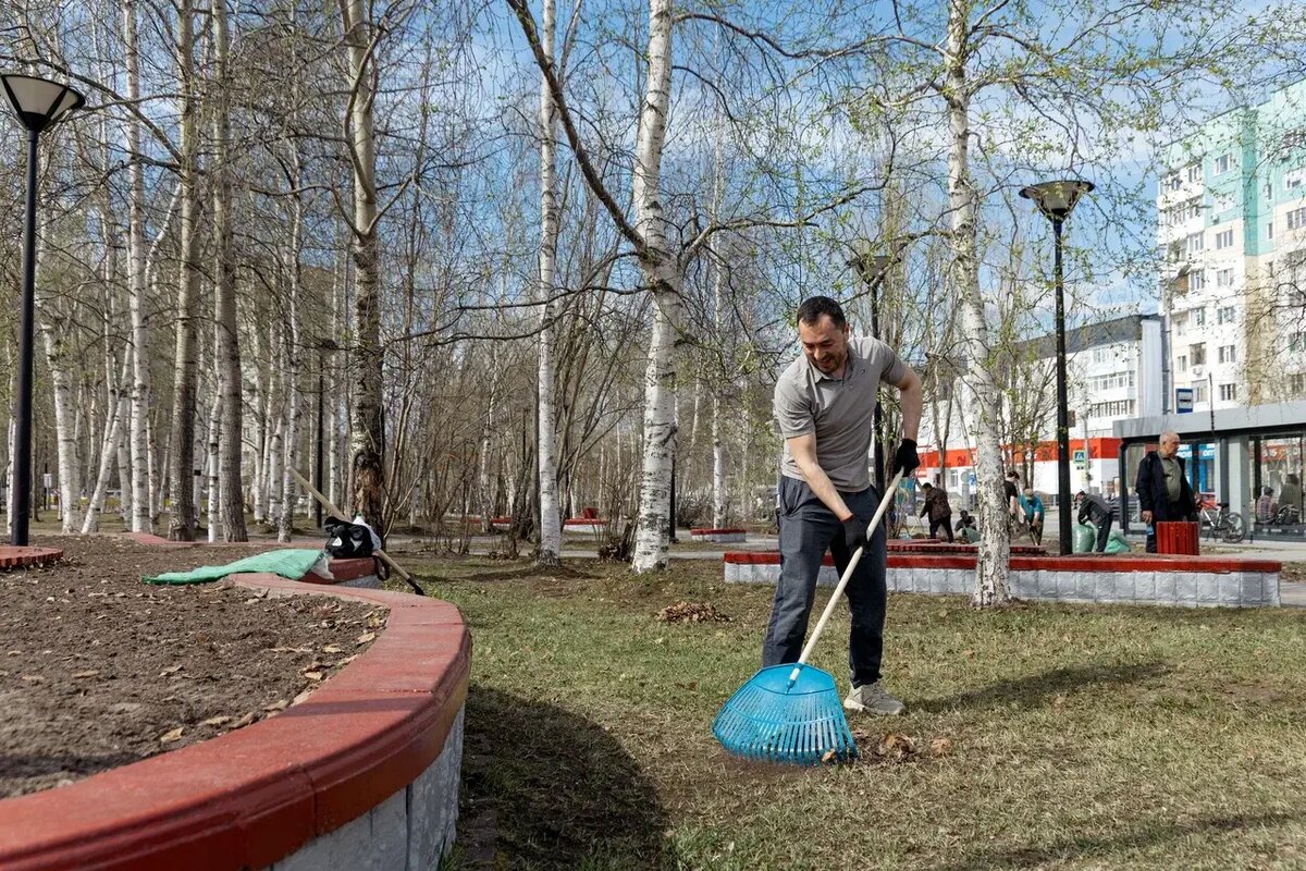    В Сургуте стартовала череда общегородских уборок
