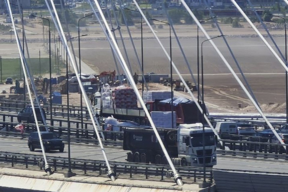    Пробка сковала ЗСД из-за сильного ветра. Фото: https://t.me/Megapolisonline