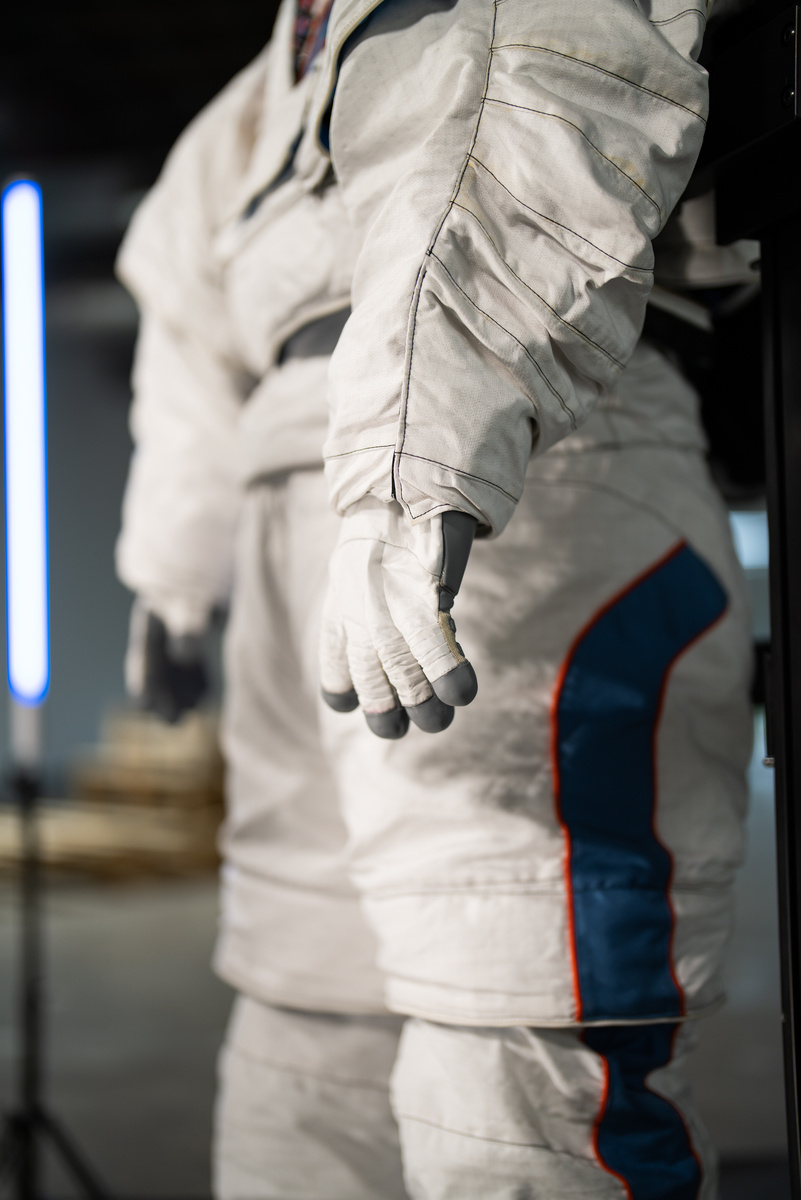 Массивная перчатка космического скафандра. Источник:NASA.