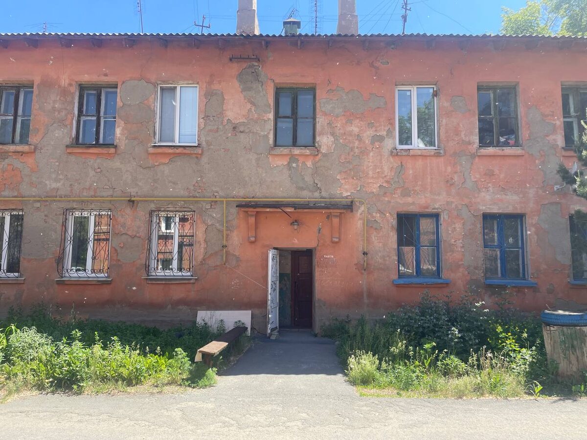    «В тюрьме живут лучше, чем мы здесь»: в Орске жители аварийного дома живут с провалившимся полом и трещинами в стенах